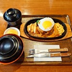 なるみ - 撮影した黒板メニューを見て

●目玉焼きのせ粗挽きハンバーグ定食　1,290円
（デミグラスソース）

を注文してみた