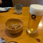 誠心 - お通し（きんぴらごぼう）と生ビール