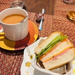 THE HOTEL SANRAKU - カフェタイム　サンドイッチ　ミルクティー