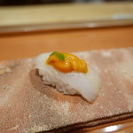 鮨 おさむ - ヤリイカに昆布森のウニをのせて。