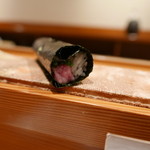 鮨 おさむ - マグロのづけと中落ち巻き。海苔は柳川でとれたものを東京大森で仕上げたもの。