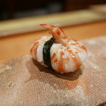 鮨 おさむ - 車エビの鹿の子。一口で食べやすく味が均等になる握り方。