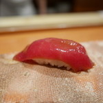 鮨 おさむ - マグロ赤身づけ。
