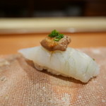 鮨 おさむ - カワハギの湯引きにカワハギの肝をのせて。