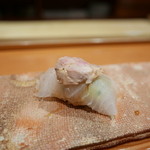 鮨 おさむ - ヒラメの昆布締めにヒラメの肝の湯引きをのせて。