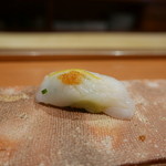 鮨 おさむ - トラフグにもみじおろし。ほんのりゆずの風味。