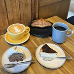 エリック・ローズ - ・フラットホホワイト
      ・ブレンドコーヒー
      ・キャロットケーキ
      ・クロワッサン
      ・バスクチーズケーキ
