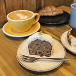 エリック・ローズ - ・フラットホホワイト
      ・キャロットケーキ