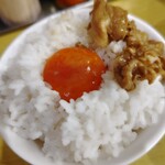 おとど食堂 - 説明通りに玉子と肉をご飯にオン