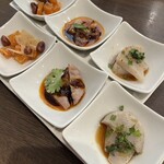 四川 郷土菜 シャンバァロウ - 前菜3種(中国おつまみ、砂肝の麻辣ソース、自家製蒟蒻の生姜ソース)