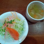 オーレオーレ - セットのスープとミックスサラダ