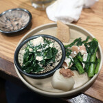 佐賀ふもと赤鶏 酒場髙しな - カブのみつせ鶏そぼろのせ + さといも煮 + アボカドとクリームチーズのスパイス和え