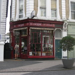 Daquise Restaurant - エンジ色のお店の外観