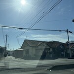 博多豚骨ラーメン ブタになります。 - 車内より店前の行列