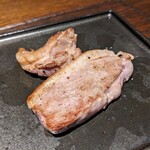 Na Camo guro - 手前:むね肉　奥:もも肉