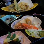 壽味家 - 三段重はバラエティ豊か