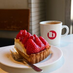 バワリー・キッチン - いちごタルト（1200円） ホットコーヒー（300円）