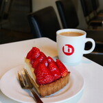 バワリー・キッチン - いちごタルト（1200円） ホットコーヒー（300円）