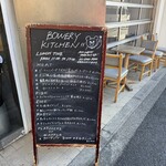 バワリー・キッチン - お店の看板