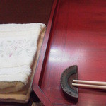 食楽 板垣 - 御膳の横に可愛いタオル、これはテーブルナプキン代わりのものでした。