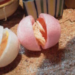 食楽 板垣 - 八寸の餅玉中身です。ピンクはいくらと鮭　白は雲丹チーズ