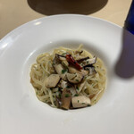 土佐あかうしとワイン プティ・ヴェール - 原木椎茸のペペロンチーノ