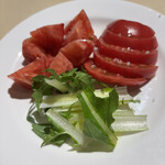 土佐あかうしとワイン プティ・ヴェール - フルーツトマトと水菜のオリーブオイルと岩塩掛け
