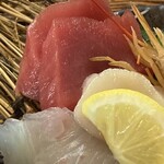 魚康 - マグロと白身とホタテの刺身