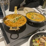 Delhi Tandoori  - チャナマサラとチキンコルマ。そのほかお馴染みのチキンティッカマサラやサグパニールをとり、銘々皿に取った米飯にブチまけながら喫する。無論、ビアに調和する。