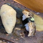 玄海鮨 - 左の稲荷も、色白だからって油断したらやられる