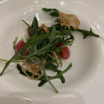 アマルフィイ・モデルナ - 鮮魚のソテー　カラブリア風・香草オイル　ルッコラとフルーツトマトのサラダ添え