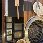 SATOブリアン さんごう - 複数のタレと塩、そして子供用にカットするためのハサミ。素敵