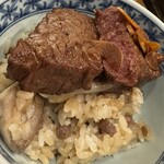 SATOブリアン さんごう - 季節限定でブリ飯の下がきのこご飯。バターと相まって悪魔的