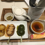 MARUFUJI CAFE 天王寺北口店 - まるふじだんご（みたらし・黒みつ黄な粉・抹茶）と高級かりがねほうじ茶＜温＞