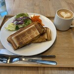 MILLS COFFEE - ツナのホットサンド