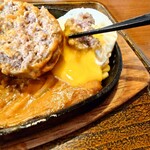 なるみ - ハンバーグを目玉焼きの黄身に付けて食べると
黄身で円やかさが増して美味しいなあ♪