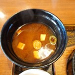 なるみ - ◯お味噌汁
少量ずつの豆腐とネギが具材で
シッカリと煮込んだ感じのある（笑）
シッカリと濃い濃度の顆粒出汁な味わいの赤出汁だった

思わず咄嗟に
コップの水で薄めたくなるレベルの濃さだった❗️www