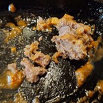 なるみ - 下味に塩胡椒を感じ
あら挽きミンチギッチリな肉肉感の感じられる
噛み応えある食感
変質感、脂のクドさ、嫌味など
一切のネガティブな味わいは無く軽く
ジンワリと肉汁が出てきて脂の旨味が結構来るなあ❗️