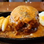 なるみ - ◯ハンバーグ
丸々、ぷっくりとしたゲンコツの塊の様なハンバーグが
熱々に熱せられた鉄板に載ってきて

ジューっと大きな焼ける音を立てて、提供されていた

■服に油が飛ぶ可能性があるので注意が必要⚠️