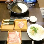 しゃぶ葉 - 料理写真:豚バラ食べ放題コース(鶏肉&鶏つくね付) ¥2089