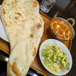 MOON LIGHT 上飯田店 - ナンとバターチキンカレー、サラダ