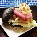 さくちゃん工房 - この日のバンズは麻炭濃いめ。チキンカツバーガー