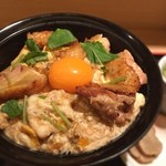 本家あべや - ランチタイムの極上親子丼。比内地鶏の究極の親子丼に胸肉炙りと卵黄トッピングしたものですが、胸肉炙りが絶品です。