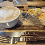 パブリック スイーツ タルト アンド パイ - 料理写真:キャラメルバナナタルトとカフェラテ