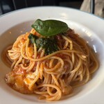 PIZZERIA LEON - バジルとモッツァレラのポモドーロ