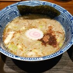 くり山 - つけ汁には角切りチャーシュー、メンマ、ナルト、長ネギに魚粉。