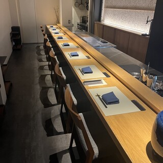 カウンターのみの隠れ家で大人な時間をお過ごしください