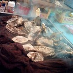 かき小屋フィーバー222 - ２階席・ビールケースのテーブルの上で焼く牡蠣