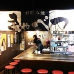 Okonomiyaki Kyabetsu - こんな感じで、鉄板を囲んでカウンター席のみ