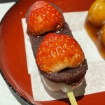 追分だんご本舗 新宿本店 - いちごあん団子　甘さ控えめの餡と甘酸っぱいいちごがベストマッチ✨